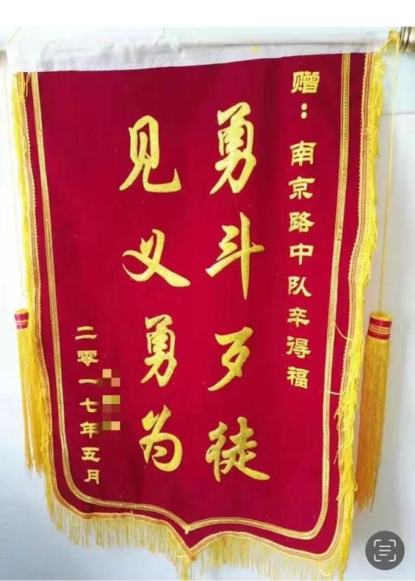 深夜突发！17岁少女跳河轻生 正陪父母在当地看病的小伙二话没说就冲了过去