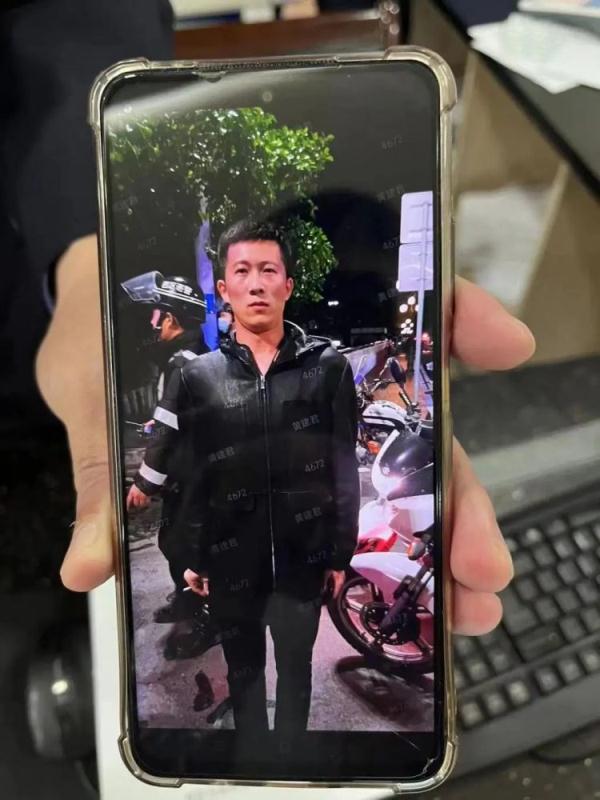 深夜突发！17岁少女跳河轻生 正陪父母在当地看病的小伙二话没说就冲了过去