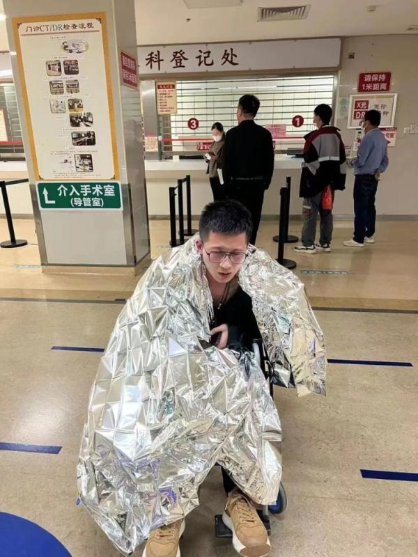 深夜突发！17岁少女跳河轻生 正陪父母在当地看病的小伙二话没说就冲了过去