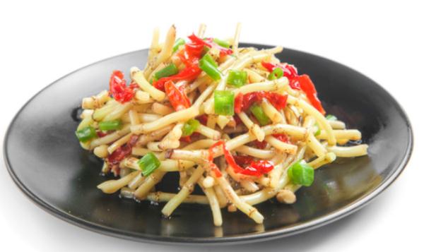 一家6口扫墓误认“化儿草”为“血皮菜”食用，集体头晕呕吐