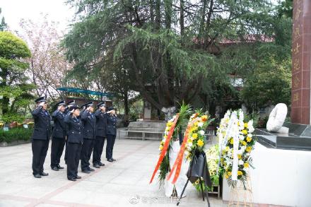 敬礼！40年前他连中四枪仍将歹徒当场击毙