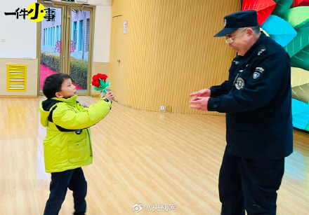 幼儿园孩子给保安爷爷办退休派对