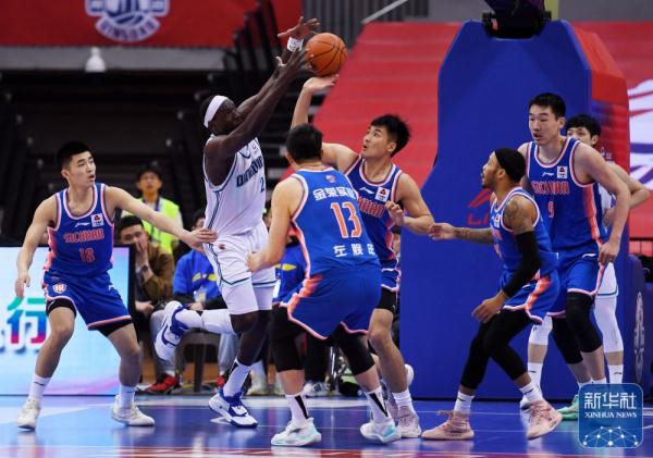 CBA常规赛:青岛国信水产胜四川金荣实业 CBA常规赛:青岛国信水产胜四川金荣实业
