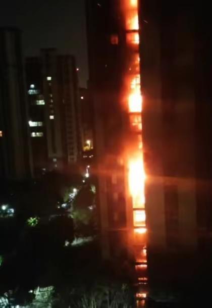 南京通报“高层住宅天井起火”:空调外机及杂物燃烧,一人身亡 南京通报“高层住宅天井起火”:空调外机及杂物燃烧,一人身亡