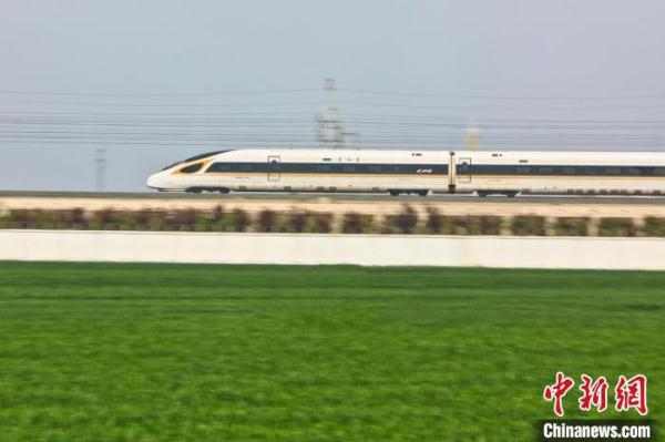 河南南阳：穿梭在春天里的高铁