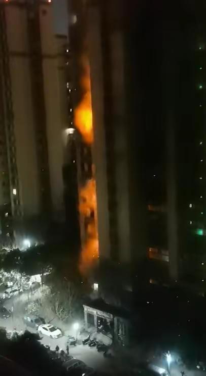 南京通报“高层住宅天井起火”:空调外机及杂物燃烧,一人身亡 南京通报“高层住宅天井起火”:空调外机及杂物燃烧,一人身亡