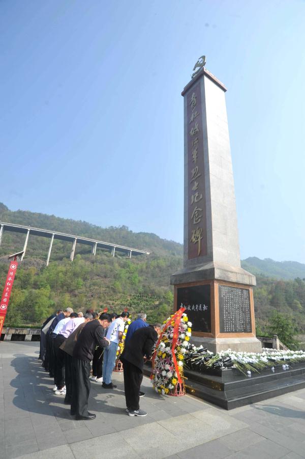 2023年4月3日,人们在贵州省习水县土城镇青杠坡战斗遗址公园红军烈士