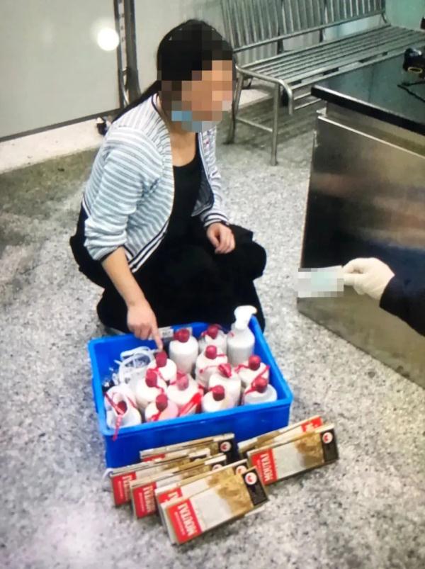 女子进境步伐沉重，竟是双腿绑了14瓶茅台……