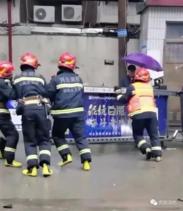 小区突发火灾，门卫不让消防员进入？官方回复了！