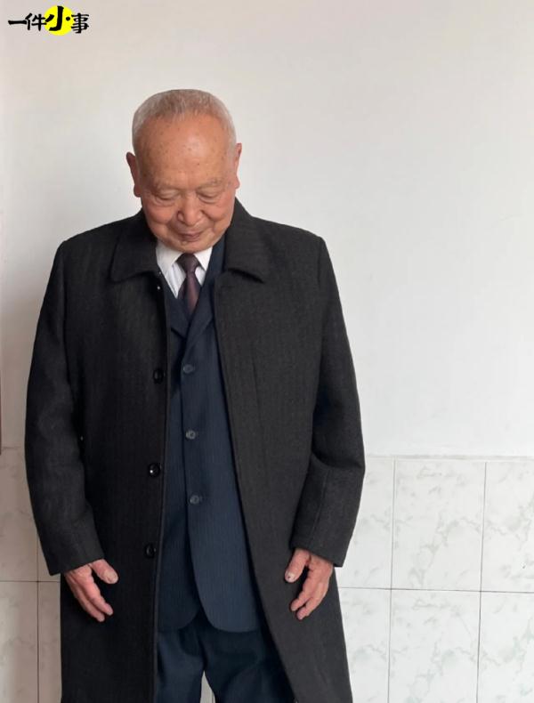 陪最爱的人去拍遗照是什么体验？网友：疯狂憋眼泪