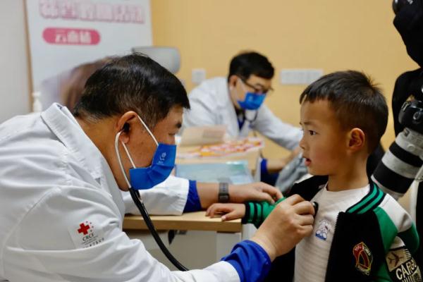 “能救一个是一个！”上海医生跨越2000多公里，为云南先心病患儿免费筛查