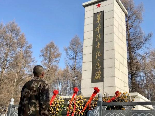 他把名字立在墓地门口,只为…… 他把名字立在墓地门口,只为……