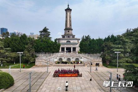 湖南烈士纪念塔前祭英烈 湖南烈士纪念塔前祭英烈