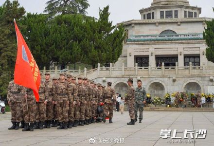 湖南烈士纪念塔前祭英烈 湖南烈士纪念塔前祭英烈