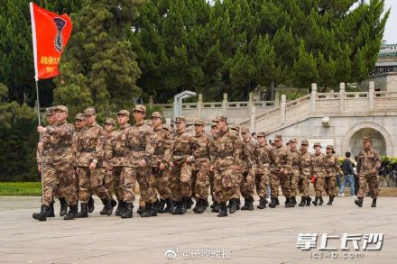 湖南烈士纪念塔前祭英烈 湖南烈士纪念塔前祭英烈