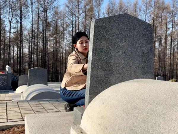 他把名字立在墓地门口,只为…… 他把名字立在墓地门口,只为……