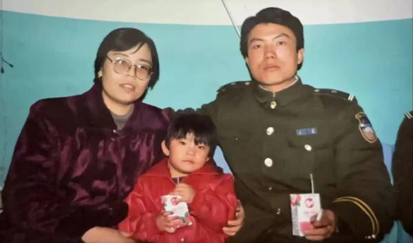 欢迎归队！6年后，她戴上了父亲的警号！