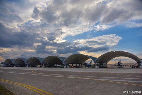 南部战区空军某旅组织跨昼夜飞行训练