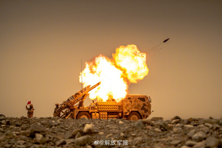 大地在颤抖！一起体验火炮实弹射击