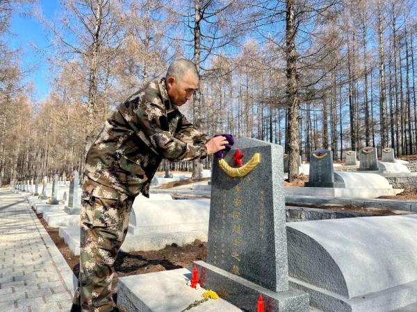 他把名字立在墓地门口,只为…… 他把名字立在墓地门口,只为……