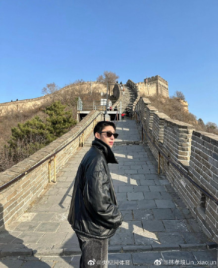 林孝埈带全队签名照爬长城