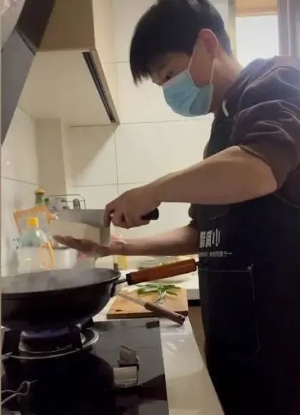 88元4个菜！上海95后小伙上门烧菜火了，本职工作竟是…