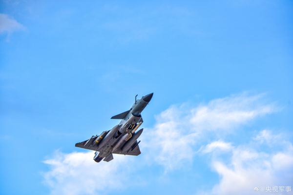 南部战区空军某旅组织跨昼夜飞行训练