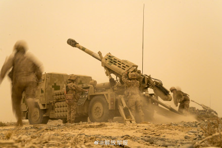 大地在颤抖！一起体验火炮实弹射击