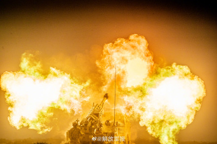 大地在颤抖！一起体验火炮实弹射击