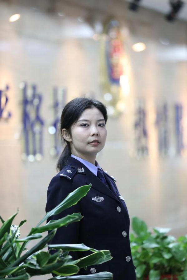 欢迎归队！6年后，她戴上了父亲的警号！