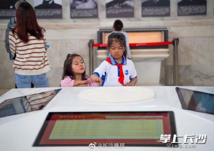 湖南烈士纪念塔前祭英烈 湖南烈士纪念塔前祭英烈