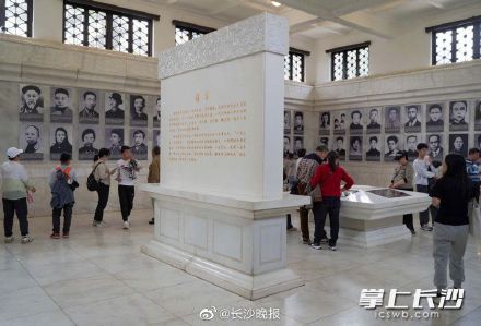 湖南烈士纪念塔前祭英烈 湖南烈士纪念塔前祭英烈