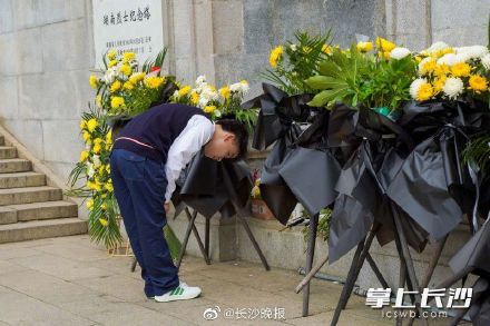 湖南烈士纪念塔前祭英烈 湖南烈士纪念塔前祭英烈