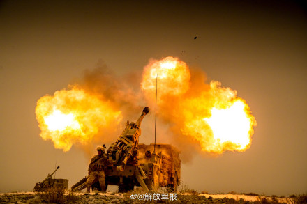 大地在颤抖！一起体验火炮实弹射击