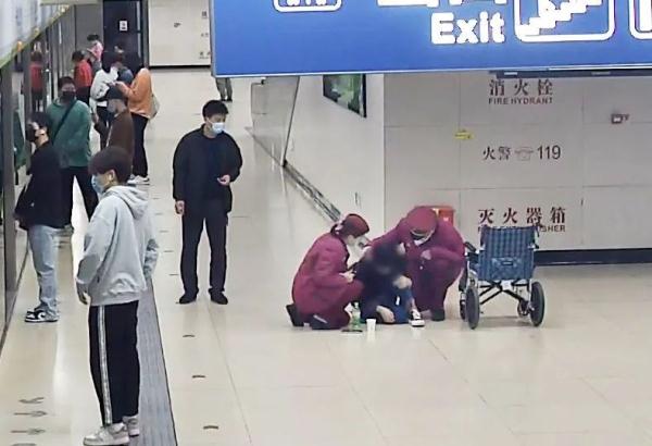 突发！女子地铁呼吸困难，男子一把捂住她的口鼻……