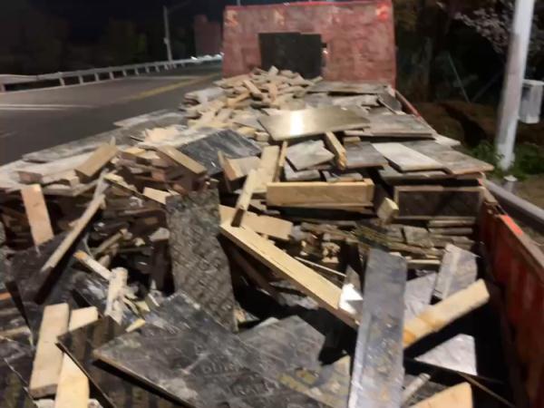 高速秒变垃圾场！多车碰撞追尾