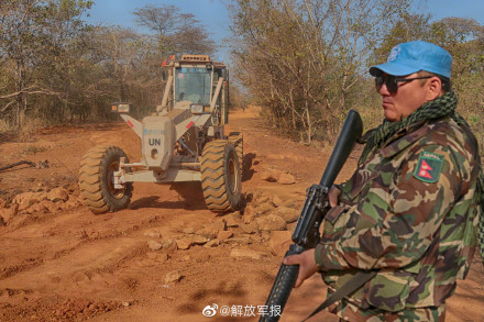 我赴南苏丹维和工兵分队展开补给线施工任务