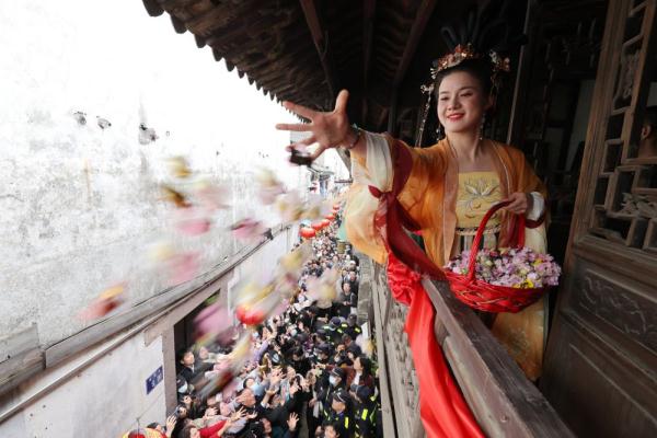 千年民俗蚕花庙会在德清拉开帷幕