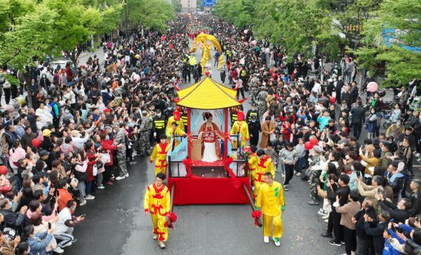 千年民俗蚕花庙会在德清拉开帷幕