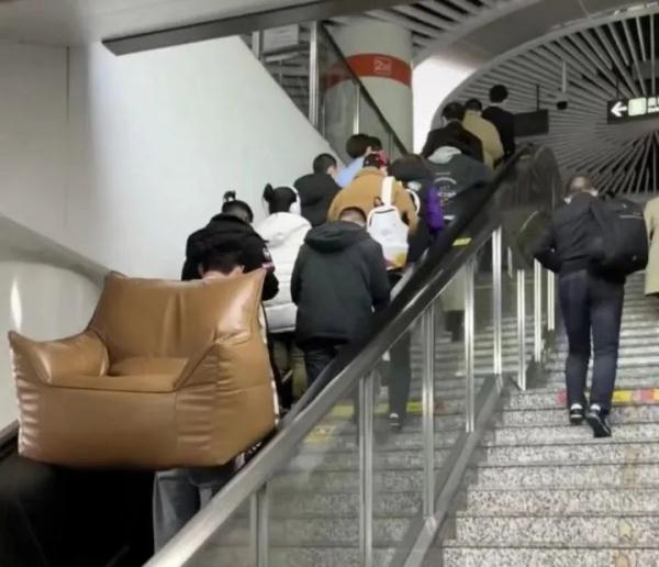 男子坐地铁自带沙发！怎么过的安检？地铁方回应