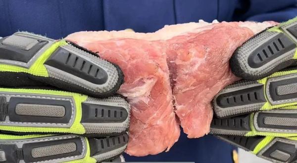 北京街头一男子骑摩托，险被割喉……别让它成为伤人利器！