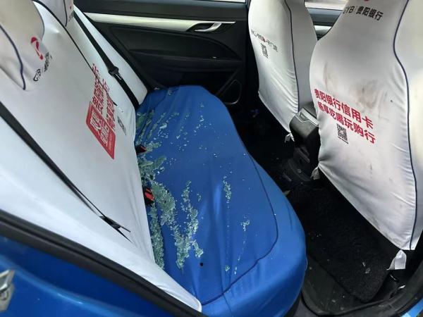 身后一声巨响，车被砸得稀碎！的哥懵了：我车上还有乘客