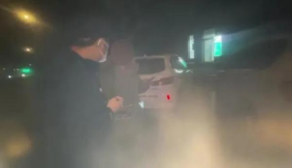 “只要我在这,就绝不能让你转这笔钱!” “只要我在这,就绝不能让你转这笔钱!”