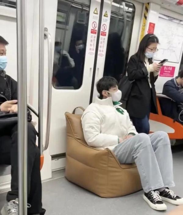 男子坐地铁自带沙发！怎么过的安检？地铁方回应
