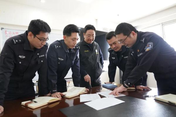 炮制“完美应聘者”，套路骗取用人单位工资5000万，53人落网！