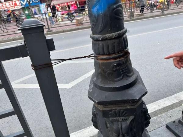 身后一声巨响，车被砸得稀碎！的哥懵了：我车上还有乘客