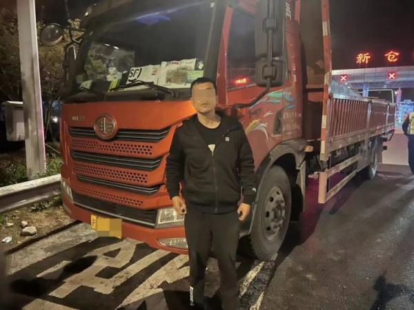 高速秒变垃圾场！多车碰撞追尾