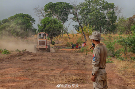 我赴南苏丹维和工兵分队展开补给线施工任务