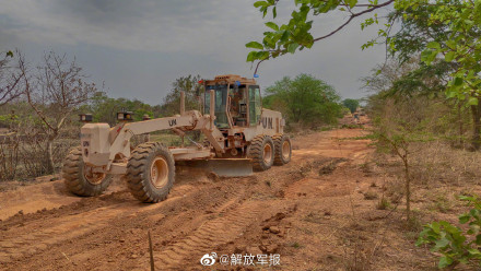 我赴南苏丹维和工兵分队展开补给线施工任务