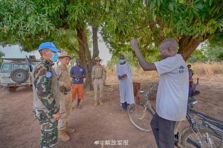 我赴南苏丹维和工兵分队展开补给线施工任务